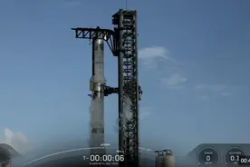 这次没有空中爆炸！1个小时飞越半个地球，马斯克星舰终于成功了，现场欢呼声、鼓掌声响成一片图片