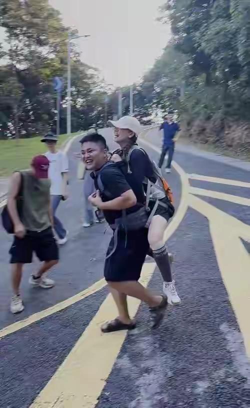 广东女子登山脚崴，被陌生小伙背40分钟下山，恶心的一幕却出现了