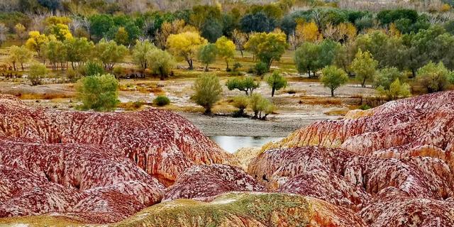 上帝调色盘 新疆“五彩滩”