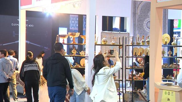 敦煌国际会展中心二期新馆开馆 “敦煌华彩”文旅商品展开展