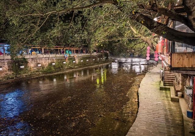 重庆有座冷门的避暑古镇，游客在河里打麻将，知道的人不多