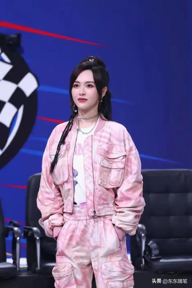 唐嫣在国外很豪放！穿连体衣下面不系扣，难道不好好穿衣就时髦？