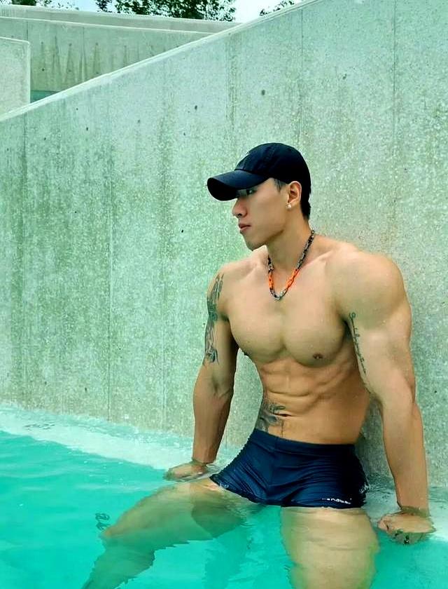 身高187的健身肌肉男网红，野外写真秀身材颜值，简直绝绝子