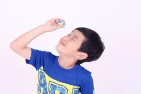 502滴到孩子眼睛，妈妈路上10分钟急救很有效，医生：不用治图片