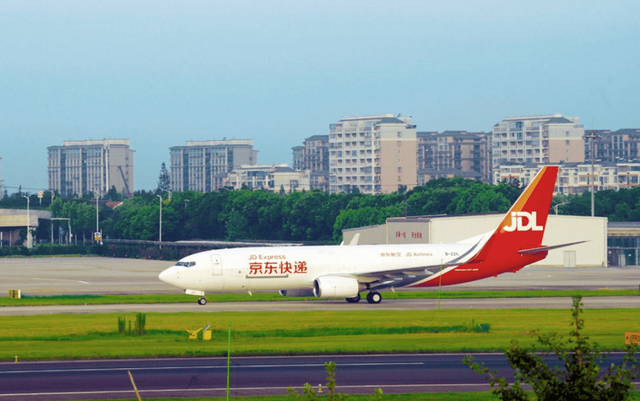 集体起飞，快递巨头开启“隔空互怼”模式