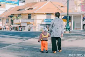 70岁的姥姥带外孙，嘴上牢骚满腹，细节处却是在心疼女儿图片