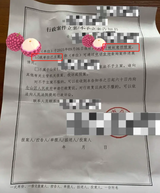 女子拿外卖踹店门后续：已被拘留，老板隐藏视频，驱车离开当地