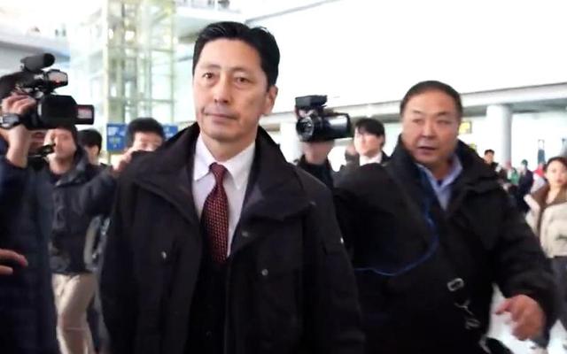 日本官员已经抵达北京，全程一言不发，有一个细节已经表明了问题