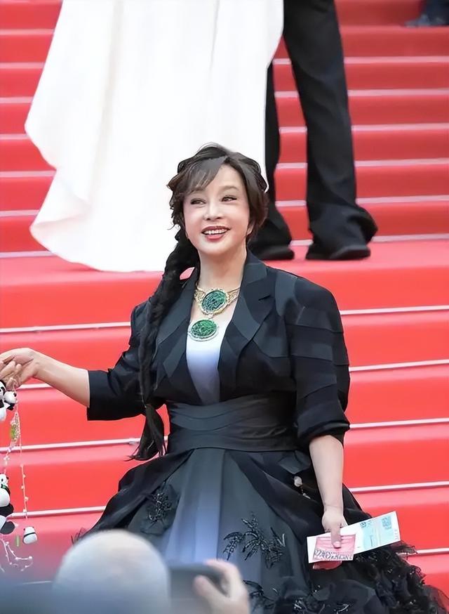钱再多有什么用？75岁刘晓庆的现状，给所有中老年人提了个醒
