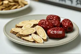 🌟【养生必备！黄芪的8大功效+3种吃法，禁忌必看】🌟图片