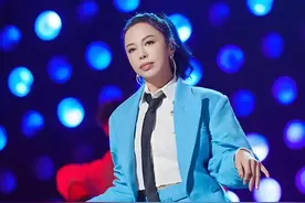 黄绮珊“换脸”成功：龅牙消失，腰肢纤细，演唱会秒变20岁少女！图片