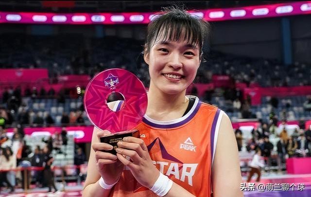 2米强人火力够猛，16投16中，两战砍35分，宫鲁鸣该给她一个机会