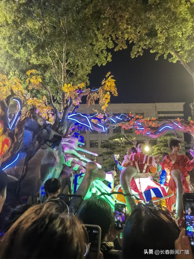 国潮花车巡游： 流动舞台演绎城市故事