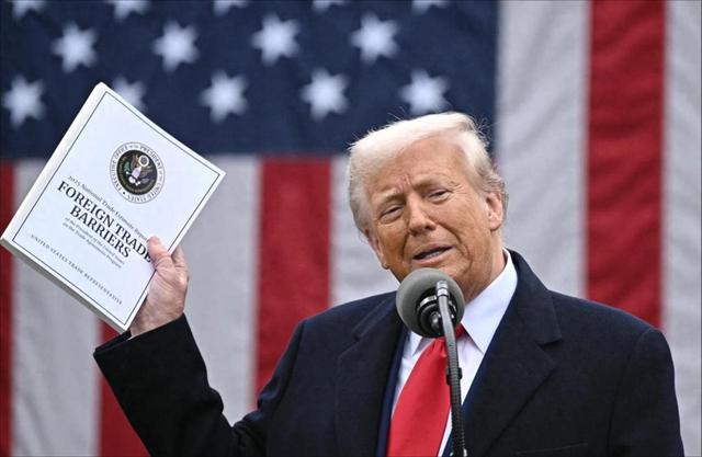 特朗普关税战遭反噬！自己选的大法官倒戈，万亿退税恐拖垮美国