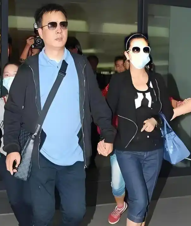 封杀4年，赵薇做梦也没想到，如今56岁哥哥竟成了自己的“救赎”