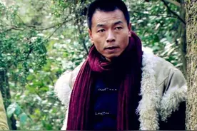 父母离异被抛弃，拼命替父还债上千万，二婚娶小10岁圈外美女为妻图片