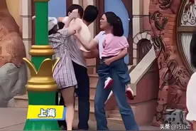 迪士尼疑因游客拍照顺序起冲突，扭打时幼儿被推搡，妈妈崩溃大哭图片