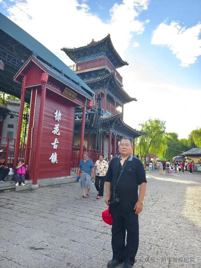 扎根污泥绽清姿：棣花古镇千亩荷花池遐思（作者：卫文龙）