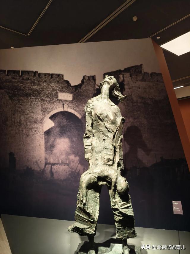带孩子去中国美术馆参观“人民必胜”主题展,爱国主义教育太深刻