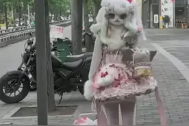 重庆一女生穿“兽装”出行 家长：我女儿不允许这样图片