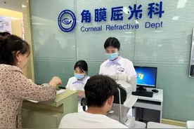 考后近视手术迎高峰 青岛眼科医院建议手术类型多样患者按需选择图片
