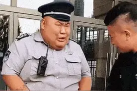 哈哈一笑，50张搞笑动图：这么胖这么有肉的保安图片