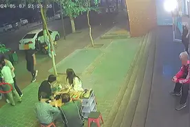 陕西宝鸡一男子串串店门口被刺，官方回应：受伤男子已身亡，嫌疑人被抓获图片