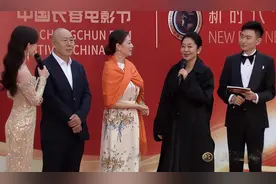 当65岁倪萍和62岁岳红同框，医美脸对比下，才知自然老去有多美图片