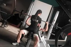 “花1000块钱请的私人女教练，每天这么训练不吃亏吧？”赚翻了！图片