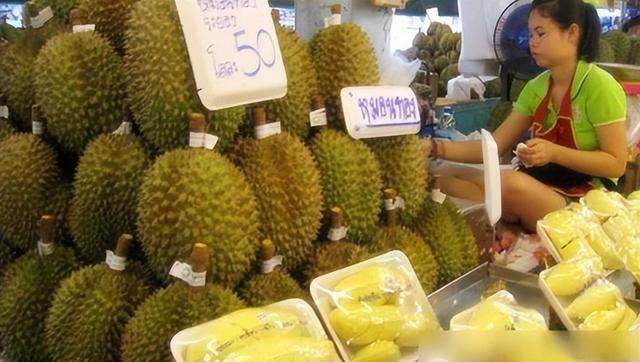 泰国大量水果腐烂，因为摊上的一句中文，中国游客：自己留着吧