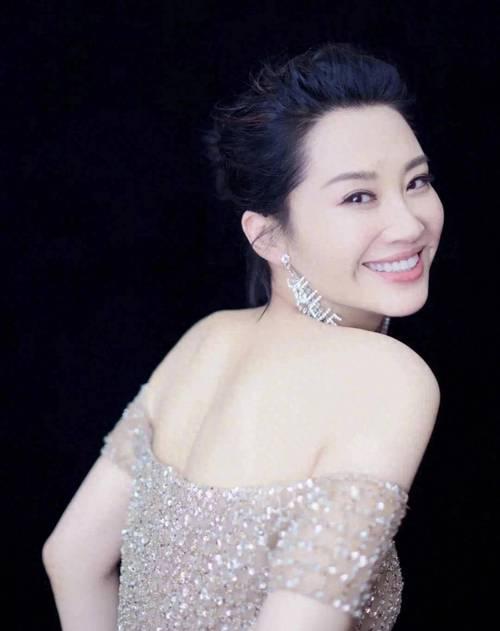 她一生 “风流成性	、老少通吃”，撩汉无数，现如今56岁却依旧单身