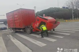 “擎天柱”当街变形？苏州交警及时救援化险为夷图片