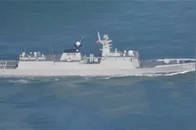 海警与解放军南海同时亮剑！054A海上飙车，追着菲军舰跑图片