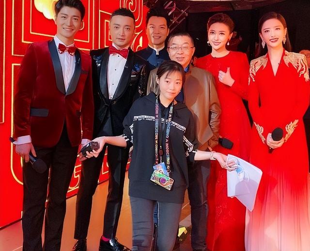 尹颂：靠颜值和实力主持春晚，如今事业稳定，女儿遗传高颜值