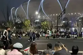 周杰伦演唱会，女生门口大哭，8500一张票，暴露多少“精神穷人”图片