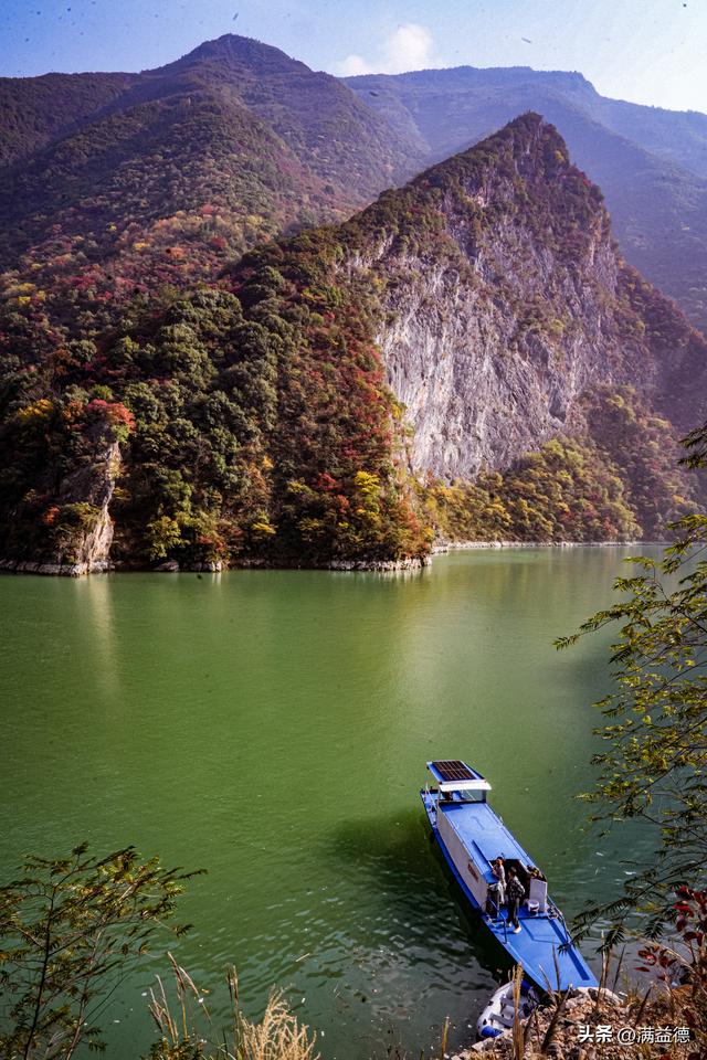 冬日巫山：红叶浸透风骨，江山如画