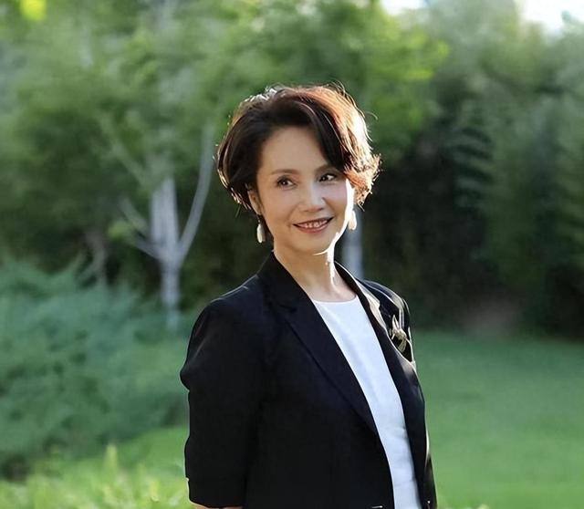 64岁徐俐晒北京小院，和二婚丈夫住农村平房	，院子大得能跑步