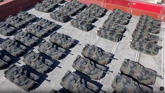 特朗普表态想访华，42辆美国坦克将运往台岛，解放军亮出特殊武器