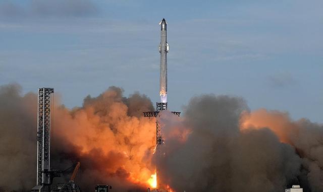 美国登月又黄了？想赶在中国前登月已不可能，星舰11飞仍未入轨！