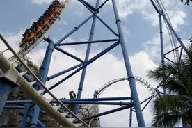 深圳欢乐谷过山车事故现场更多画面！游客：撞击声音非常大！图片