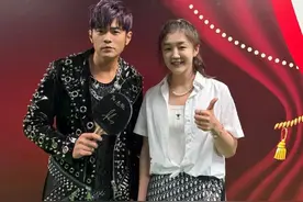 周杰伦深夜晒与陈梦刘诗雯合影陈梦还送了周董签名乒乓球拍图片