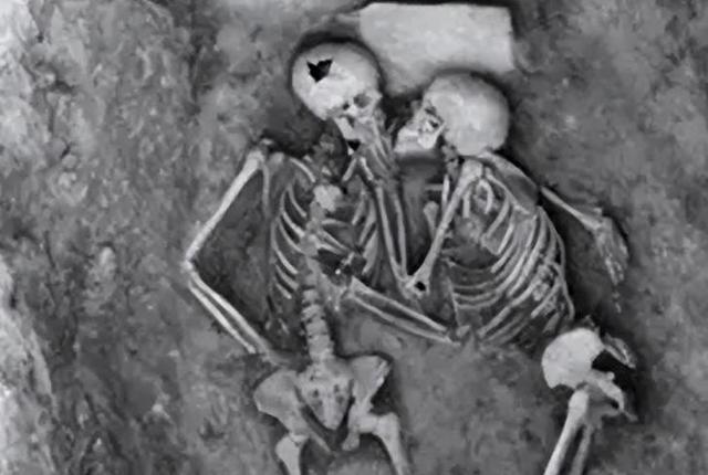 伊朗一对情侣，躲进谷仓中拥吻，被人发现时，已经吻了2800年