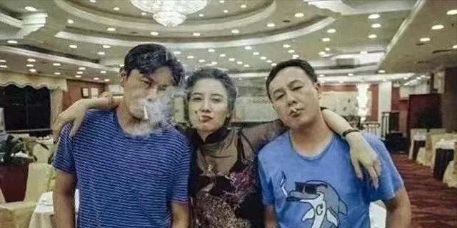 这照片，估计宋佳出十万，都想删除吧。