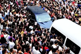 警车开道30万人送行，水晶棺顶常人20年收入，盘点明星的顶级葬礼图片