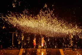 非遗火舞狂欢引爆全场!五一假期，来春秋淹城乐园“古城百戏火焰节”享文旅盛宴图片