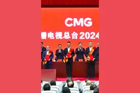 央视《新闻联播》主播康辉领奖，绶带上有“记功”二字，太厉害了图片