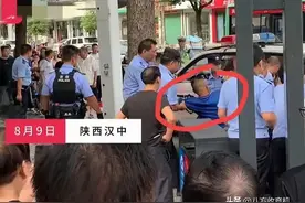 闹大了，陕西大爷骑电动车没戴头盔，被交警逮住，突发心脏病死亡图片