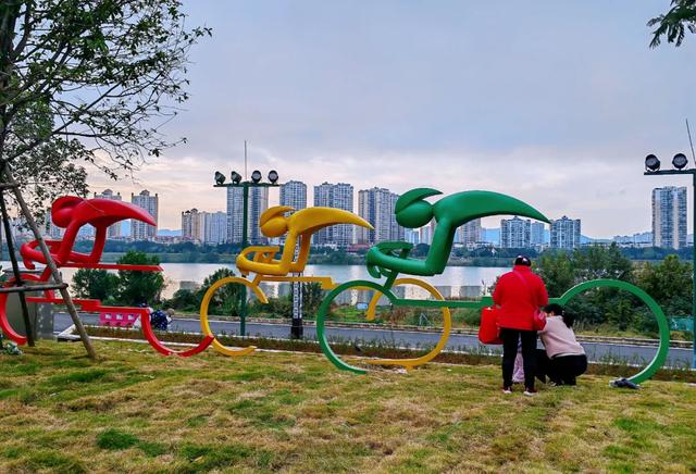 带娃圣地+1，射洪这个新广场好安逸！