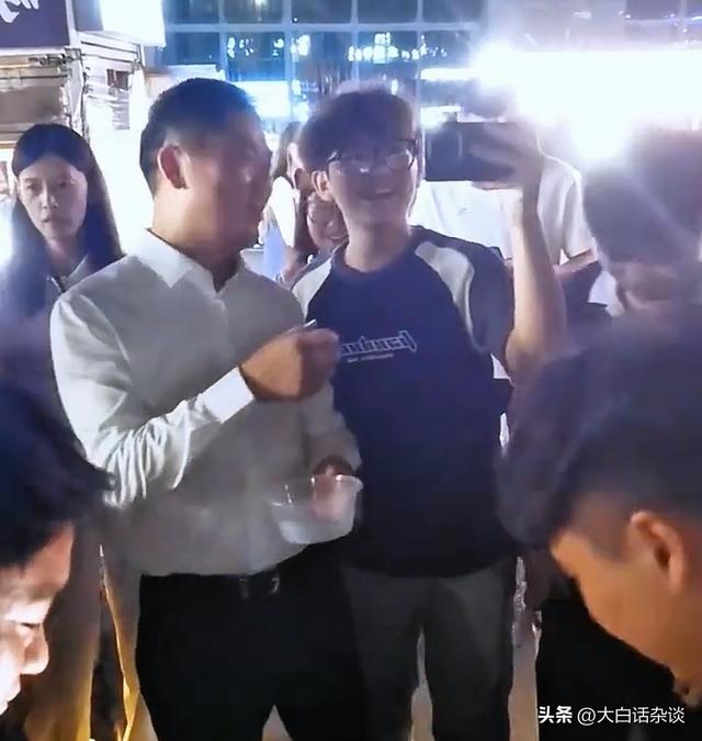 刘强东有多接地气？回到宿迁完全放飞，喝高叫美女回去炒两个菜来