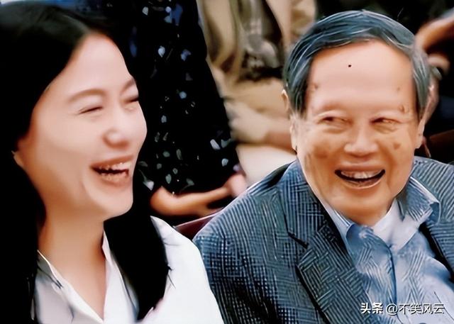 演都不演了！杨振宁去世仅3天，恶心的一幕出现，结局大快人心